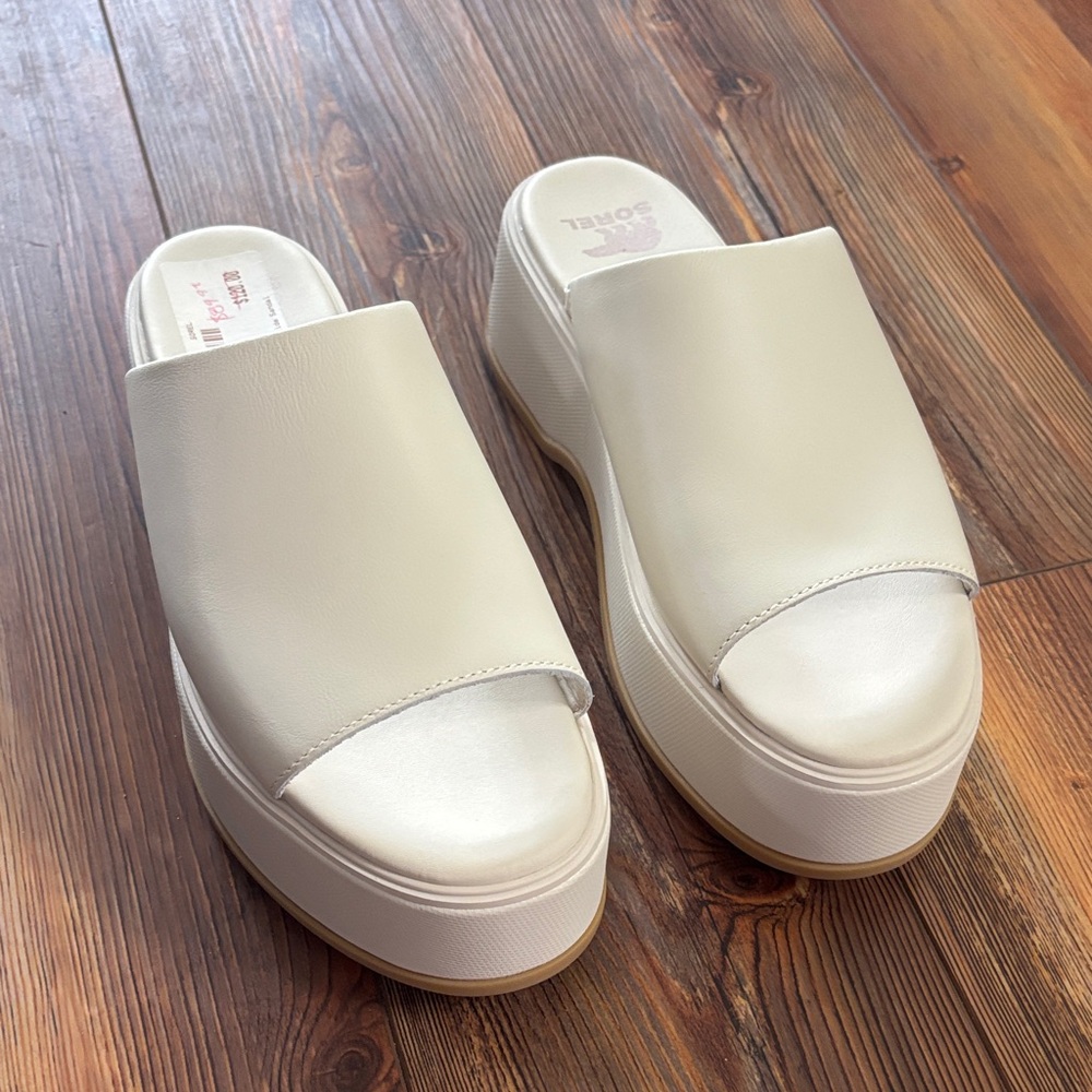 Sorel Dayspring Slide sandals in the color Chalk/Cream size 7.5 New in box